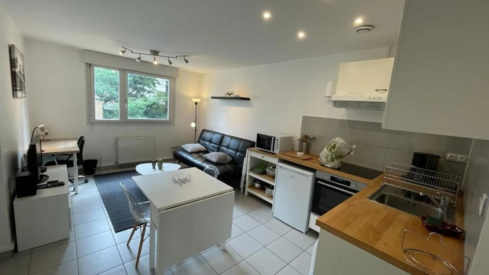 Appartement Lyon 8 Proche Metro 0*,  France